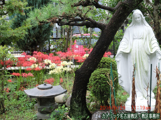 教区事務所の聖母像と彼岸花