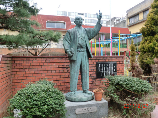 金沢教会の庭に立つ高山右近