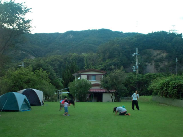 日曜学校のサマーキャンプ：　敦賀の聖心布教会、黙想の家でのテント風景