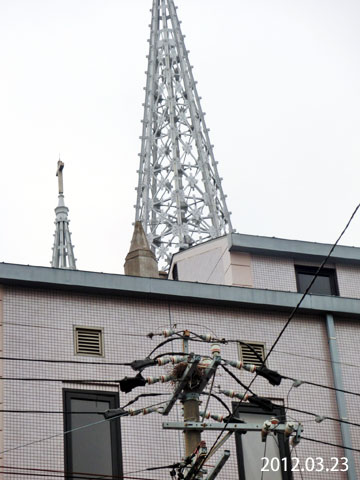 からすの巣。教区事務所がある教区センターと布池のヨゼフ館（結婚式場）の道路、ヨゼフ館側の電柱