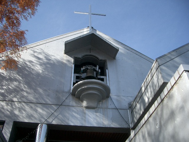 カトリック守山教会　聖堂の十字架と鐘